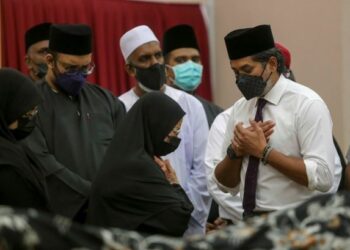 ANTARA kenamaan yang hadir memberi penghormatan terakhir kepada Allahyarham Ali Hamsa di MTMZA, Putrajaya. - UTUSAN/FAISOL MUSTAFA