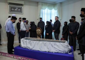 ISMAIL Sabri Yaakob diiringi Mohd. Zuki Ali menenangkan balu Allahyarham Ali Hamsa, Puan Sri Rohani Parkash (tengah) di Presint 10, Putrajaya. - UTUSAN/FAISOL MUSTAFA