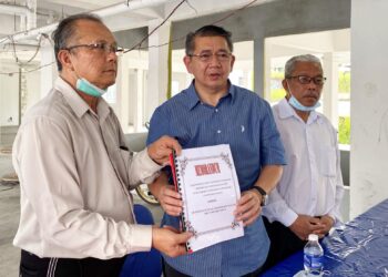 Ahli Parlimen Pulai, Datuk Seri Salahuddin Ayub menerima memorandum Penduduk Flat Kos Rendah Taman Desa Kempas semalam.