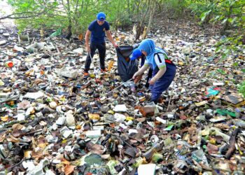 Orang ramai mengutip sampah sarap pada Program Johor Bersih@Sungai Skudai di Kampung Bakar Batu, Johor Bahru.