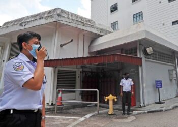 PUTERA Muhammad Syafiq Abdul Halim (kiri) mengawal pintu pagar selain membuat rondaan di sekitar bangunan Kompleks Mahkamah Johor Bahru di Johor. – UTUSAN/RAJA JAAFAR ALI