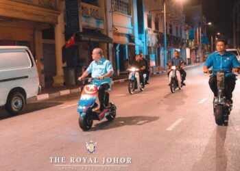 Sultan Ibrahim Sultan Iskandar turut prihatin terhadap kebersihan kawasan di seluruh Johor. Gambar  menunjukkan baginda meninjau sendiri tahap kebersihan Bandar Diraja Muar yang dilakukan baginda pada awal pagi dengan menaiki skuter di sekitar bandar berkenaan. – Gambar The Royal Johor Press Office