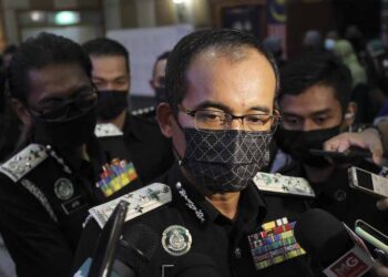 KHAIRUL Dzaimee Daud bercakap dalam sidang akhbar selepas Majlis Penyampaian Anugerah Perkhidmatan Cemerlang Jabatan Imigresen Malaysia Tahun 2021 di Kementerian Dalam Negeri (KDN) di Putrajaya. -UTUSAN/FAISOL MUSTAFA