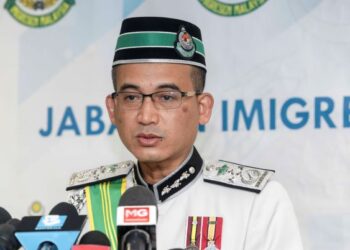 KHAIRUL Dzaimee Daud dalam sidang akhbar di Jabatan Imigresen, Putrajaya. - FOTO/FAISOL MUSTAFA
