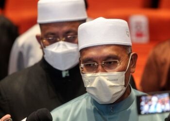 IDRIS Ahmad dalam sidang akhbar selepas majlis perasmian dan pelancaran Sambutan Bulan Solat Peringkat Kebangsaan Tahun 2022 di Kompleks Islam Putrajaya. - UTUSAN/FAISOL MUSTAFA