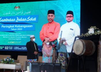 IDRIS Ahmad (kanan) melancarkan kempen Bulan Solat Peringkat Kebangsaan bertujuan menjadi pemangkin dalam meningkatkan kualiti ibadat terutama solat di Putrajaya, baru-baru ini. – UTUSAN/FAISOL MUSTAFA