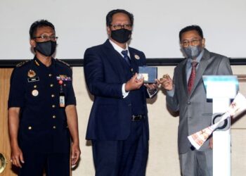 ZAILANI Hashim (tengah) bersama  Abu Hassan Alshari Yahya (kanan) menunjukkan duit syiling kenangan ulang tahun ke-75 JPJ pada Majlis Pelancaran Duit Syiling Kenangan Ulang Tahun ke-75 JPJ di Putrajaya hari ini. Sebelah kiri ialah Aminurrahim Mohamed- UTUSAN/ FAISOL MUSTAFA