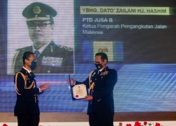 ZAILANI Hashim menerima Anugerah Setia Bakti Warga JPJ yang disampaikan oleh Pengarah Bahagian Khidmat Pengurusan JPJ, Mohd Tarmizi Abd Talib (kiri) pada Majlis Amanat Tahun Baharu Ketua Pengarah dan Perhimpunan Setia JPJ Tahun 2022 di Ibu Pejabat JPJ, Putrajaya. - UTUSAN/FAISOL MUSTAFA