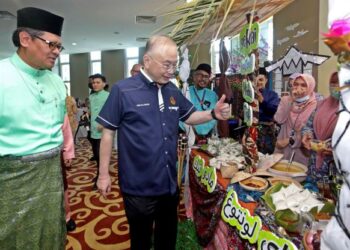 WEE Ka Siong melawat ke gerai makanan ketika hadir pada Majlis Sambutan Hari Raya dan Apresiasi 76 Tahun JPJ di Putrajaya di sini, hari ini.-UTUSAN/FAISOL MUSTAFA