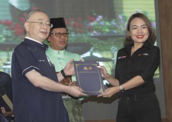 WEE Ka Siong menyampaikan sijil apresiasi kepada Pengurus Besar Jualan & Pengiklanan Media Mulia Sdn Bhd, Shereen Wong (kanan) pada Majlis Sambutan Hari Raya dan Apresiasi 76 Tahun JPJ di Putrajaya di sini, hari ini.
-UTUSAN/FAISOL MUSTAFA