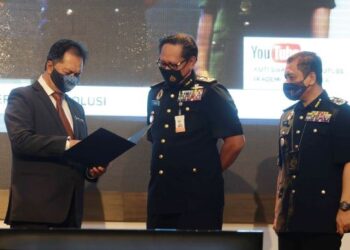 ZAINAL Azman Abu Seman (kiri) melihat resolusi sambil diperhatikan Zailani Hashim (dua kanan) pada Konvensyen JPJ 2022 di Putrajaya. - UTUSAN/FAISOL MUSTAFA