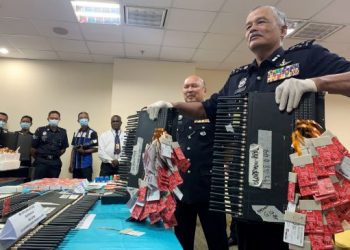 ZAINUDDIN Yaacob menunjukkan antara barangan dirampas dalam  serbuan di Negeri Sembilan dan Kuala Lumpur baru-baru ini. – IHSAN SIN CHEW