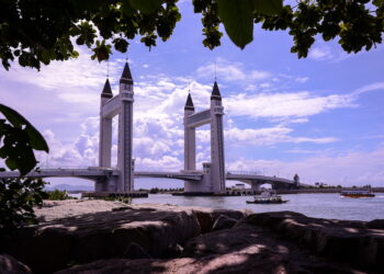 Kawasan padang berdekatan jambatan angkat di Kuala Terengganu dibenarkan untuk orang ramai berbuka puasa pada Ramadan nanti.  - UTUSAN/PUQTRA HAIRRY