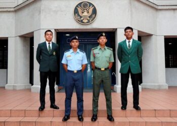 EMPAT Kadet Tentera Malaysia, Edlan Mikyad Ahmad Syamly (dua dari kanan) bakal ditempatkan di USMA di Westpoint, New York manakala Muhamad Danish Imran Zainudin (kanan) dan Qarin Loqman Safriza (kiri) dilatih di USNA, Maryland, dan Zarif Mohd Zamrin (dua dari kiri) pula menerima latihan di USAFA, Colorado. - IHSAN/US EMBASSY