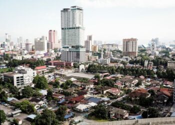 NILAI ringgit yang fleksibel akan terus memberi manfaat kepada ekonomi Malaysia dengan memudahkan pelarasan sektor luaran yang bersesuaian dan melindungi ekonomi domestik daripada kejutan global yang memberi kesan negatif.