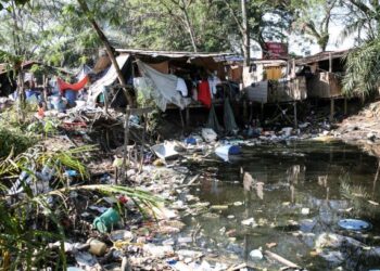 KEADAAN jeti Orang Asli di Pulau Indah, Pelabuhan Klang, Selangor yang kotor dan berbau busuk akibat tindakan individu menjadikan kawasan itu sebagai tempat membuang sampah termasuk sisa kilang. -MINGGUAN/ZULFADHLI ZAKI