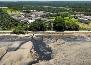 PEMANDANGAN udara tapak ternakan babi yang terletak berhampiran pantai dicemari dengan bahan kumbahan babi di Tanjong Sepat di sini baru-baru ini. -UTUSAN/ MUHAMAD IQBAL ROSLI