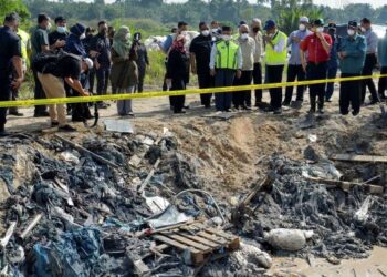 TUAN Ibrahim Tuan Man (tengah) meninjau keadaan tempat menjadi punca pencemaran bau akibat pembuangan sisa toksik di Jenderam Hilir, Dengkil, Selangor. - UTUSAN/FAISOL MUSTAFA