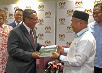 TUAN Ibrahim Tuan Man menerima cenderamata buku daripada Setiausaha Kerajaan Negeri Selangor, Datuk Haris Kasim (dua kiri) selepas sidang akhbar Jawatankuasa Khas Pelaksanaan Projek Kolam Takungan Dwi Fungsi Bagi Tebatan - Banjir dan Sumber Bekalan Air Mentah Sungai Klang - Sungai Rasau & Loji Rawatan Air Langat 2 Fasa 2 (LRAL2F2) di Putrajaya. -UTUSAN/FAISOL MUSTAFA
