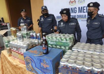 FAZILAH Ariff (dua dari kanan) melihat rampasan minuman keras pada sidang akhbar aktiviti sindiket penyeludupan minuman keras di pejabat Kastam Dengkil, Sepang, Selangor. - FOTO/FAISOL MUSTAFA