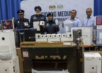 WAN Saadah Mohamed Muhibbuddin (tiga dari kiri) menunjukkan barangan elektrik yang dirampas di Pejabat Kastam Dengkil, Selangor. - FOTO/FAISOL MUSTAFA