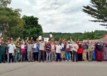 SEBAHAGIAN penduduk membantah pembinaan asrama parol di  Kampung Teluk Nipah di Kota Kuala Muda, Sungai Petani, Kedah, semalam.