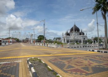 Masjid Zahir di Alor Setar antara yang  ditutup ekoran arahan Perintah Kawalan Pergerakan Diperketatkan (PKPD), baru-baru ini. – UTUSAN/SHAHIR NOORDIN