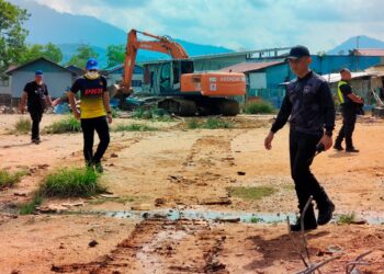 KERJA-KERJA merobohkan rumah yang tidak berpenghuni di penempatan haram Bukit Malut oleh Permodalan Kedah Berhad di Langkawi. – UTUSAN/NUR AMALINA AZMAN.