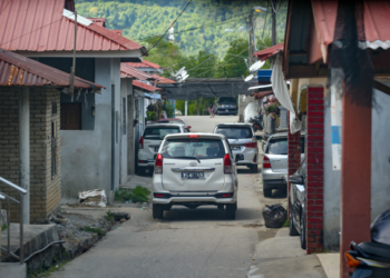 SUASANA rumah yang tidak tersusun dan padat di perkampungan haram di Bukit Malut, Langkawi, Kedah. - UTUSAN/SHAHIR NOORDIN