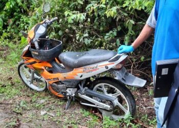 MOTOSIKAL milik mangsa yang ditemui di kawasan di tepi Jalan Terap-Sungai Tengas, Kulim semalam. - UTUSAN/AZAHAR HASHIM
