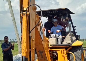 Ketua Pengarah LKIM, Othman Abdul Latiff menggunakan jengkaut sebagai simbolik majlis Pecah Tanah Bagi Projek Khas Perumahan Nelayan di Kampung Kuala Segantang Garam, Merbok.