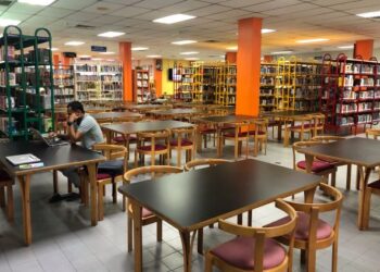 HANYA sebahagian pengguna terus mengunjungi perpustakaan untuk membaca dan menggunakan fasiliti di situ berbanding yang memilih secara pandu lalu melalui program myLibrary4u di PPAK, Alor Setar di Kedah. -UTUSAN/SHAHIR NOORDIN