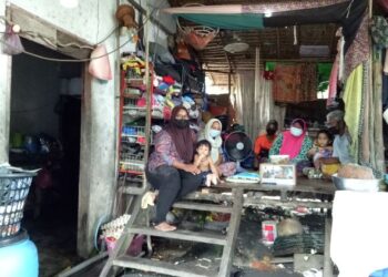SEBAHAGIAN daripada 14 beranak yang tinggal di sebuah rumah di Kampung Keda Che Bema, Sungai Jagung, Sungai Petani semalam. – FOTO/NUR SYAZWANA MANSOR