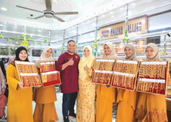 MOHD. Shaiful Hasri Shukri (tengah) bersama-sama kakitangannya mempamerkan sebahagian koleksi barang kemas yang terdapat di  kedai emas Hajjah Halijah cawangan Sungai Petani di Jalan Ibrahim, Sungai Petani, Kedah. – UTUSAN/SHAHIR NOORDIN