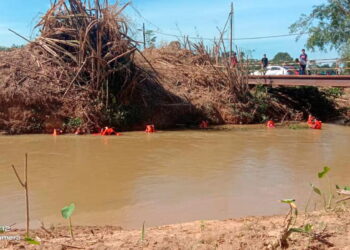 Operasi mencari warga emas, yang hilang selepas keluar dari rumahnya di Kampung Charuk Padang Dalam, Belantik di Sik pada petang Rabu lalu.