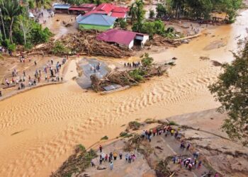 SEBUAH jambatan konkrit yang menjadi laluan utama penduduk Kampung Iboi roboh akibat tragedi kepala air dan banjir lumpur, 4 Julai lalu. – UTUSAN/ SHAHIR NOORDIN