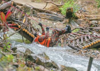 ⦁	ANGGOTA bomba menyeberang dan memeriksa sebuah jambatan yang runtuh akibat dilanda kepala air dalam kejadian semalam di Taman Eko Rimba Bukit Wang, Jitra, Kubang Pasu hari ini.-UTUSAN/ SHAHIR NOORDIN