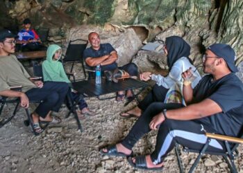 ORANG  ramai tidak melepaskan peluang mengunjungi satu lagi tarikan terbaharu di Negeri Perlis iaitu Cafe yang diusahakan di dalam Gua yang memberi peluang kepada pengunjung untuk bersantai sambil menikmati suasana semulajadi di dalam gua di Bukit Tau, Padang Lati Padang Besar semalam. – UTUSAN/ SHAHIR NOORDIN