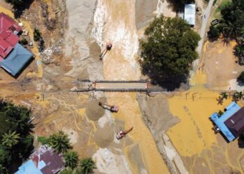 ANTARA kediaman penduduk yang dinaiki air selepas air Sungai Kupang melimpah ekoran hujan lebat petang semalam di beberapa kampung di Kupang, Baling, tahun lalu.