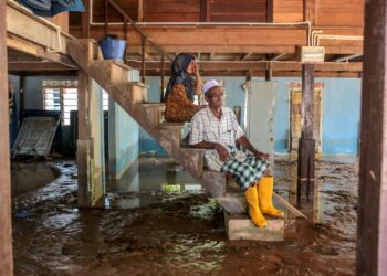 PENDUDUK terpaksa membersihkan kawasan rumah mereka sekali lagi berikutan banjir lumpur yang berlaku semalam.