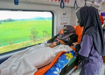 AZIANA Shaari ditemani ibunya, Fatimah Hashim menaiki Tren Khas KTM Komuter dari Sungai Petani ke Butterworth, Pulau Pinang menerusi program KTMB Realisasikan Impian Aziana Menaiki Tren di Sungai Petani semalam. – UTUSAN/SHAHIR NOORDIN.