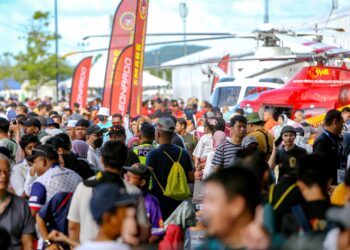 ORANG ramai membanjiri ruangan pameran statik sempena LIMA '23 di MIEC, Padang Matsirat di Langkawi. -UTUSAN/SHAHIR NOORDIN