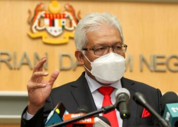 HAMZAH Zainudin bercakap pada sidang akhbar penguatkuasaan dan pematuhan SOP Covid-19 di Kementerian Dalam Negeri, Putrajaya. - UTUSAN/FAISOL MUSTAFA