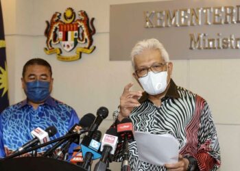HAMZAH Zainudin bercakap dalam sidang akhbar selepas Mesyuarat JKPWAS-INDUK bilangan 1 tahun 2022 di Kementerian Dalam Negeri, Putrajaya. - UTUSAN/FAISOL MUSTAFA