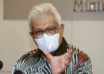 HAMZAH Zainudin bercakap dalam sidang akhbar di Kementerian Dalam Negeri, Putrajaya. - UTUSAN/FAISOL MUSTAFA