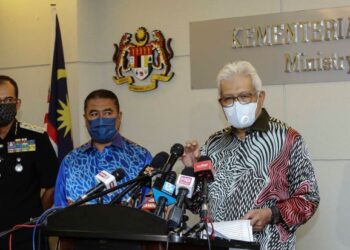 HAMZAH Zainuddin bercakap dalam sidang akhbar di Kementerian Dalam Negeri, Putrajaya. - UTUSAN/FAISOL MUSTAFA