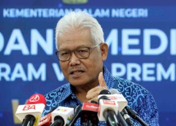HAMZAH Zainudin bercakap dalam sidang akhbar program Visa Premium Malaysia di Kementerian Dalam Negeri, di Putrajaya. - UTUSAN/FAISOL MUSTAFA