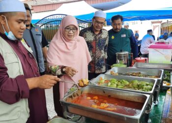 Makanan percuma disediakan oleh pertubuhan bukan kerajaan di Kulim, Kedah.