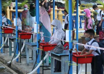 KERJASAMA antara Kementerian Kesihatan dan Kementerian Pendidikan amat penting dalam
memastikan murid bebas daripada sebarang jangkitan virus. – UTUSAN/ZULHANIFA SIDEK