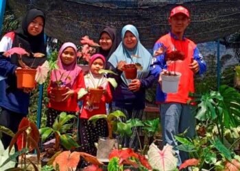 EREMY Paing (kanan) bersama isteri dan empat anak-anaknya menunjukkan tanaman pokok keladi yang terdapat di rumah mereka di Kampung Parit Jamal, Benut, di Pontian, Johor. -UTUSAN/MUHAMMAD ZIKRI